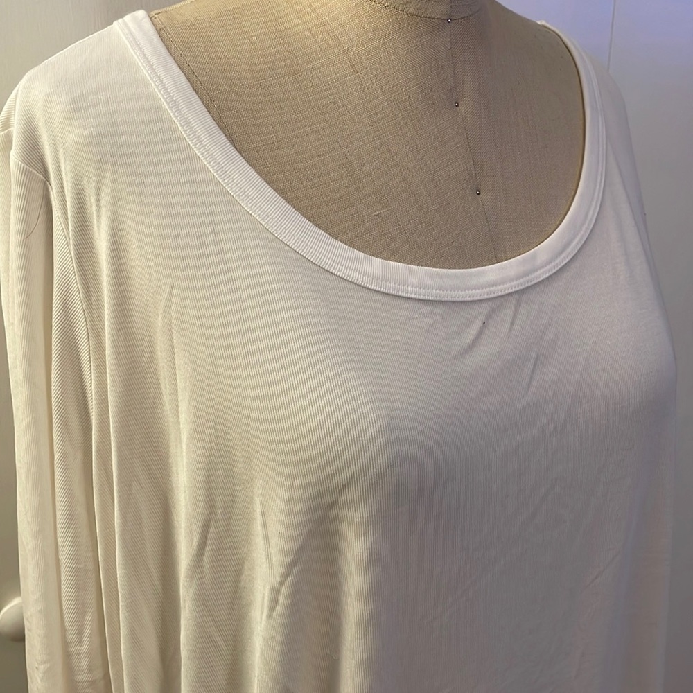 Zuda 3/4 sleeve scoop neck ruched side white t-shirt - Picture 2 of 8